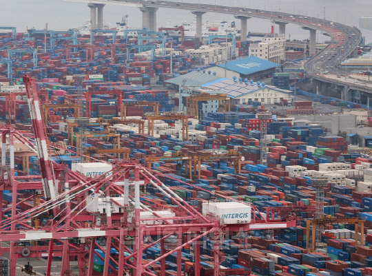 국내 최대 무역항인 부산항 감만·신감만 부두. 사진=연합뉴스